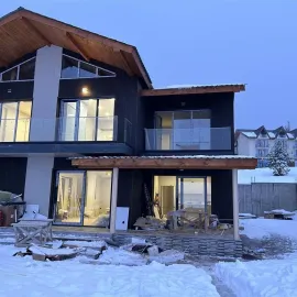 შუშის მოაჯირის დაყენება