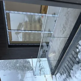 შუშის მოაჯირის დაყენება