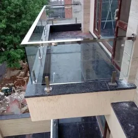 შუშის მოაჯირის დაყენება