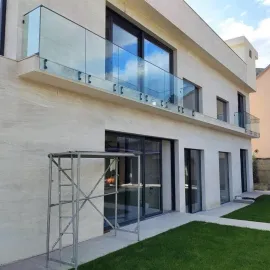 შუშის მოაჯირის დაყენება