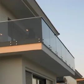 შუშის მოაჯირის დაყენება