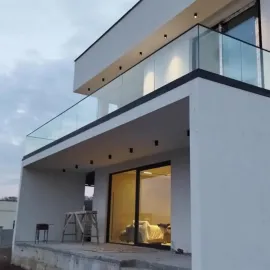 შუშის მოაჯირის დაყენება