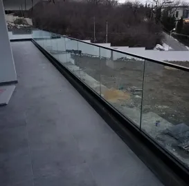 შუშის მოაჯირის დაყენება