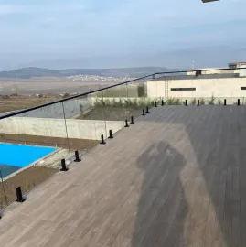 შუშის მოაჯირის დაყენება