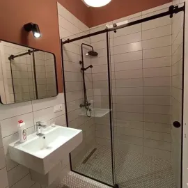 აბაზანის შემინვა