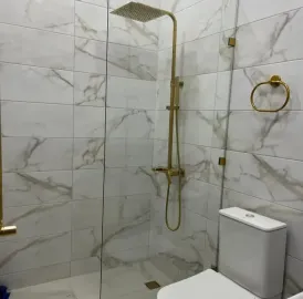  შუშის მოაჯირები / საშხაპე კაბინები