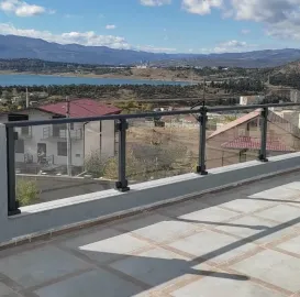  შუშის მოაჯირები / საშხაპე კაბინები