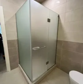  შუშის მოაჯირები / საშხაპე კაბინები