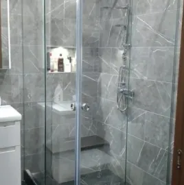  შუშის მოაჯირები / საშხაპე კაბინები