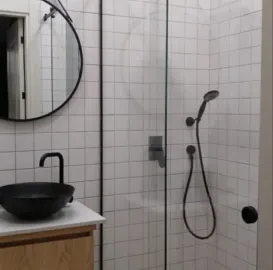  შუშის მოაჯირები / საშხაპე კაბინები