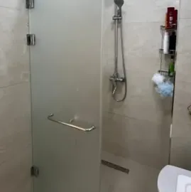  შუშის მოაჯირები / საშხაპე კაბინები