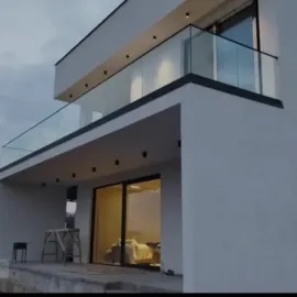  შუშის მოაჯირები / საშხაპე კაბინები