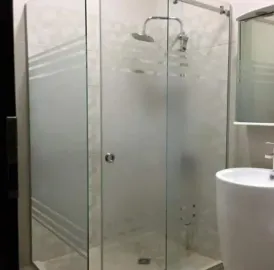  შუშის მოაჯირები / საშხაპე კაბინები