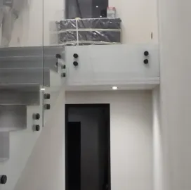  შუშის მოაჯირები / საშხაპე კაბინები