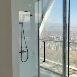  შუშის მოაჯირები / საშხაპე კაბინები