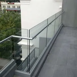  შუშის მოაჯირები / საშხაპე კაბინები