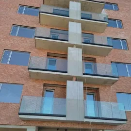  შუშის მოაჯირები / საშხაპე კაბინები