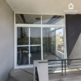 მეტალოპლასტმასის სისტემები თანამედროვე დიზაინით