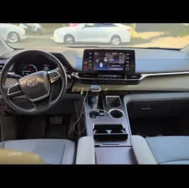 მინივენით მომსახურება TOYOTA SIENNA 2021