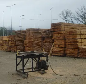 ფიჭვის ხის მასალა