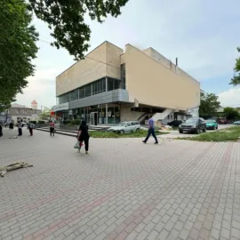 ქალაქ გორში, ქალაქის ცენტრში, ყოფილი კინოთეატრ „გამარჯვების“ შენობაში, 