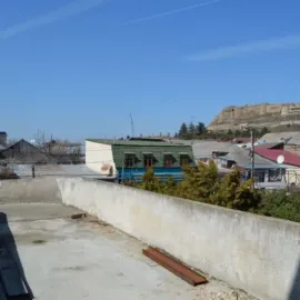 ქალაქ გორში, ქალაქის ცენტრში, ყოფილი კინოთეატრ „გამარჯვების“ შენობაში, 