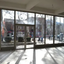 ქალაქ გორში, ქალაქის ცენტრში, ყოფილი კინოთეატრ „გამარჯვების“ შენობაში, 