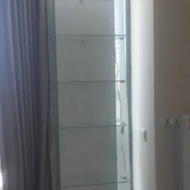 შუშის ავეჯი , შუშის მაგიდები, დახლები,  სტენდები  