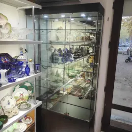 შუშის ავეჯი , შუშის მაგიდები, დახლები,  სტენდები  