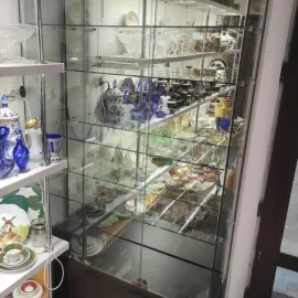 შუშის ავეჯი , შუშის მაგიდები, დახლები,  სტენდები  