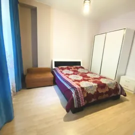 ქირავდება ბინა მთაწმინდის რაიონში ფილარმონიის უკან ქუჩიშვილის ქუჩაზე 