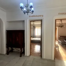 ქირავდება ბინა ვერაზე ფილარმონიასთან ახალ აშენებულ კორპუსში 2000 წელს აშენებულში