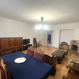 ქირავდება ბინა ვერაზე ფილარმონიასთან ახალ აშენებულ კორპუსში 2000 წელს აშენებულში
