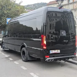 ქირავდება მძღოლთან ერთად